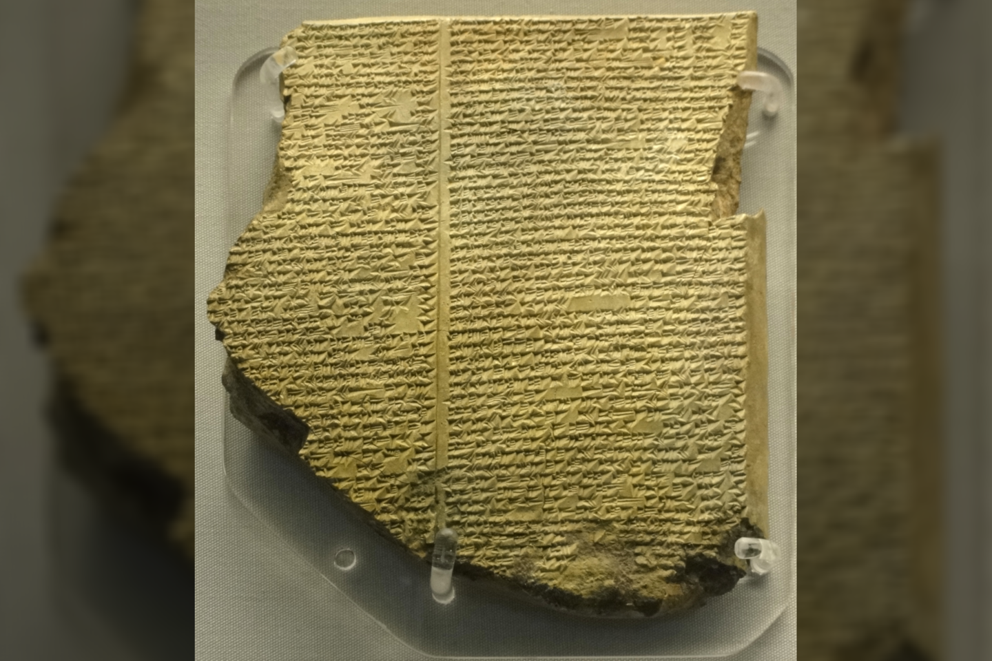  Ašurbanipalo bibliotekoje yra ir seniausias užrašytas mitologinis kūrinys - Gigamešo epas.<br>Wikimedia commons