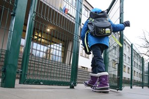 Dalis Lietuvos mokinių grįžta į mokyklas: baiminasi Estijos scenarijaus, bet mato radikalų sprendimą