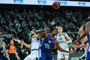 „Žalgiris“ kapituliavo jau po pirmojo kėlinio – galingasis „Anadolu Efes“ sudaužė kauniečius
