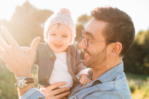 Tyrimas atskleidė, kodėl pirmaisias savo vaiko gyvenimo metais tėčiams taip svarbu būti šalia 