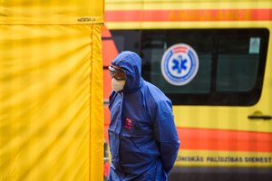 Koronaviruso gniaužtuose: Estijoje - 1,6 tūkst. naujų atvejų, Latvijoje įvedamas nurodymas dirbti nuotoliniu būdu