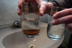 Kai kuriuose Kauno namuose iš čiaupo teka drumzlinas vanduo – nei nusiprausi, nei atsigersi ir dar techniką gadina