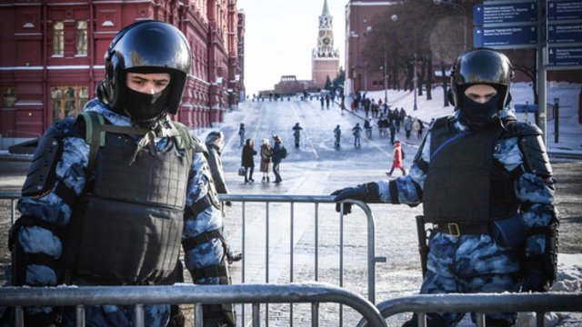 Netikėtai įsiveržusi Rusijos policija sulaikė dešimtis opozicijos politikų ir aktyvistų