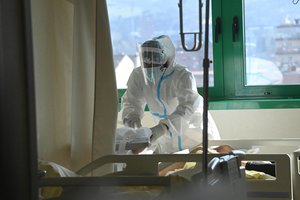 Rekordinį mirčių skaičių užfiksavusi Italija lenktyniauja su laiku: šalis viltis deda į vakciną