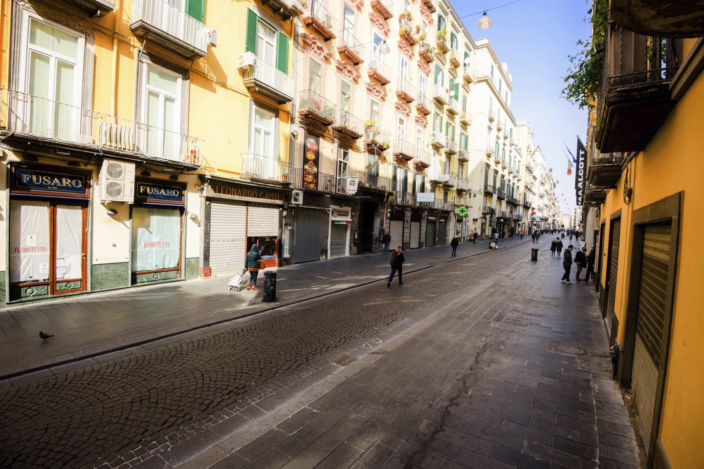 Italija skaičiuoja metines nuo tada, kai šalis paniro į pirmąjį griežtą karantiną.<br>AP/Scanpix nuotr.
