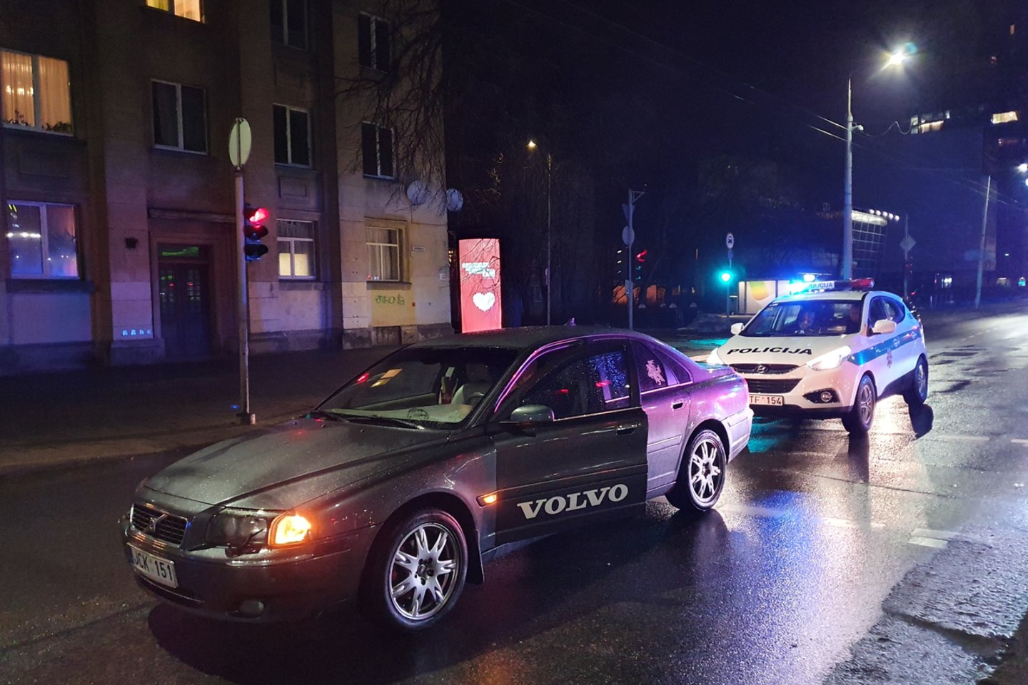  Vilniuje automobilis „Volvo“ pėsčiųjų perėjoje partrenkė dvi moteris.<br> Lrytas.lt nuotr.