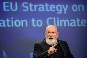 EK vicepirmininkas F. Timmermansas pripažįsta skiepijimo nuo COVID-19 strategijos klaidas