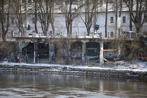 Griuvena šiukšlių kalnais Vilniaus širdyje šiurpina jau 10 metų – nesugalvoja, ką daryti
