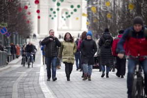 Karantino pabaigos belaukiant: net ir vėsūs orai gena į miestą, tačiau veido kaukes dėvi retas