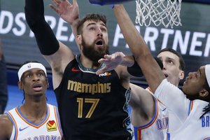 Dvigubą dviženklį surinkęs J. Valančiūnas neišgelbėjo ketvirtajame kėlinyje subyrėjusios „Grizzlies“