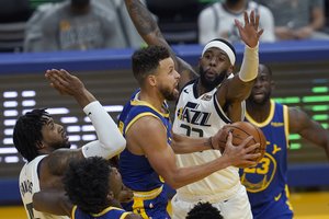 Gimtadienio dovana komandai – S. Curry pergalingas šou su 99-uoju iš eilės tritaškių pasiekimu