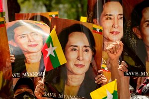 Po kruvinos dienos Mianmare prieš teismą stos nuversta civilinė lyderė Aung San Suu Kyi