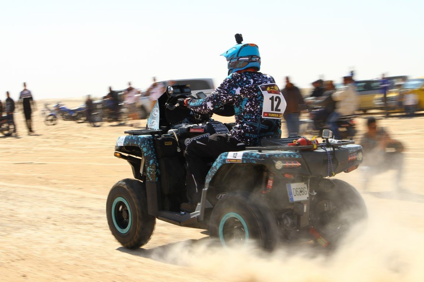 Sekmadienį Tunise duotas startas Fenikso raliui, kuriame dalyviai varžosi motociklais, keturračiais, motobagiais bei visureigiais.<br>M.Kunigiškio nuotr.