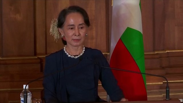 Po kruvinos dienos Mianmare prieš teismą stos nuversta civilinė lyderė Aung San Suu Kyi