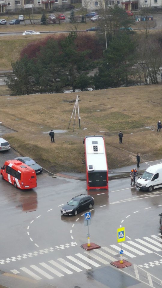 Kaune autobusas rėžėsi į stulpą, sužeistas vairuotojas.<br> Skaitytojų nuotr.