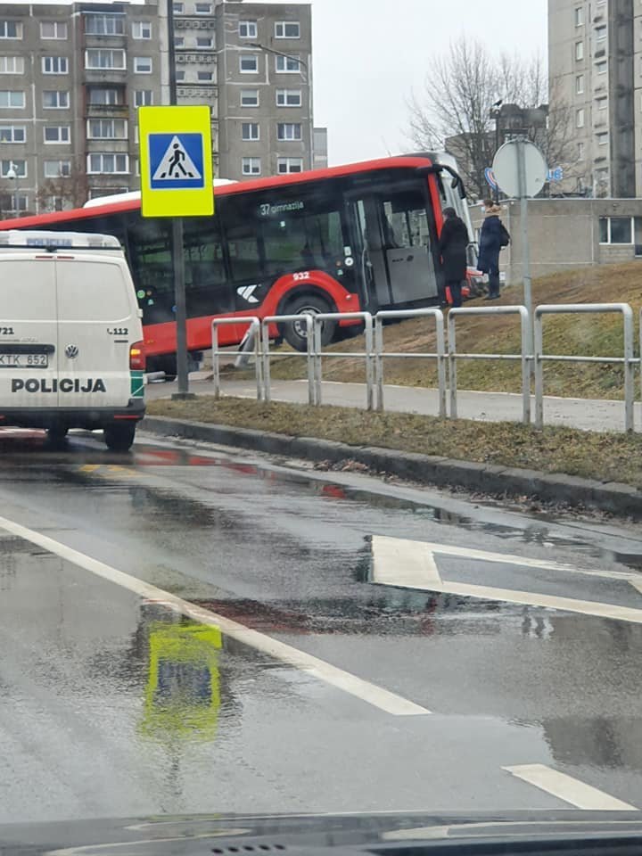 Kaune autobusas rėžėsi į stulpą, sužeistas vairuotojas.<br> Feisbuko grupės "Kur stovi policija Kaune" nuotr.