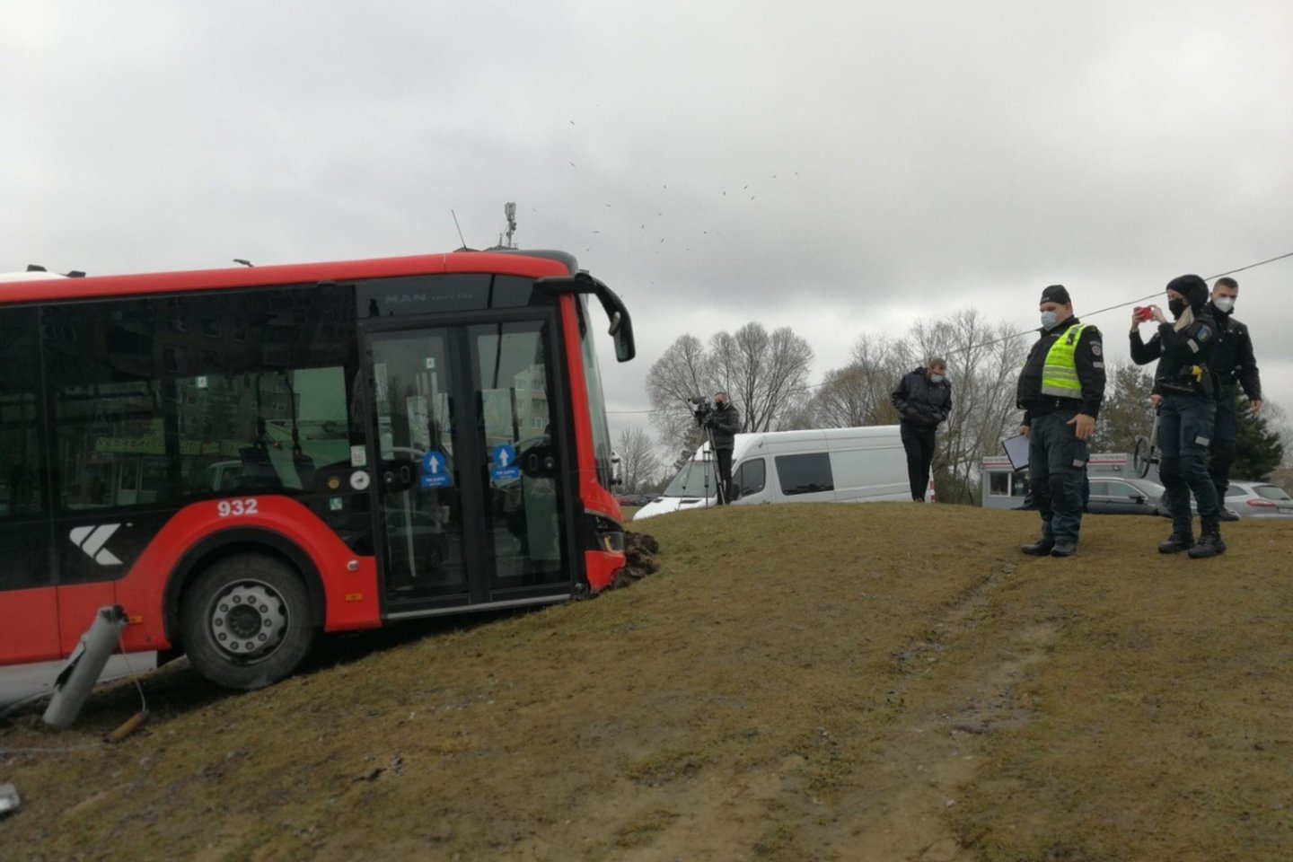 Kaune autobusas rėžėsi į stulpą, sužeistas vairuotojas.<br> M.Patašiaus nuotr.