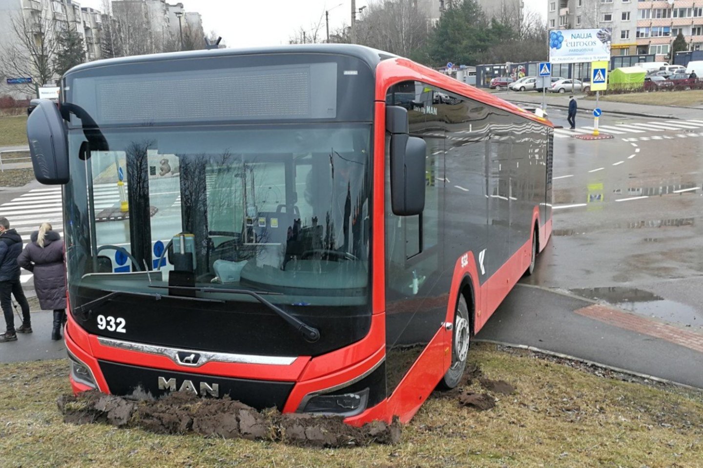 Kaune autobusas rėžėsi į stulpą, sužeistas vairuotojas.<br> M.Patašiaus nuotr.