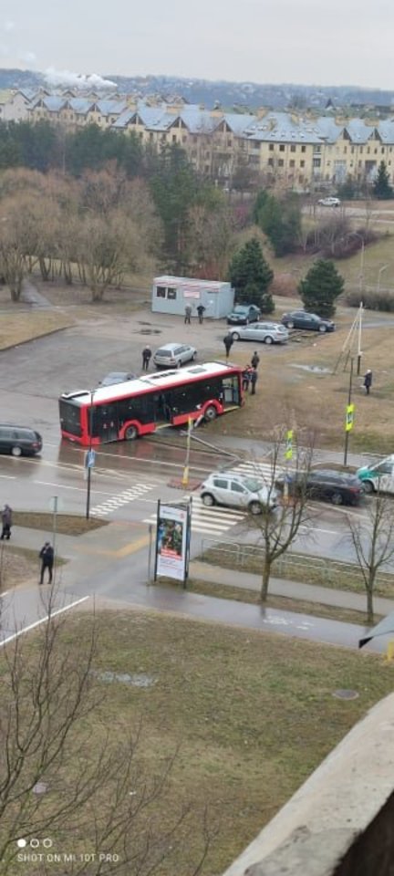 Kaune autobusas rėžėsi į stulpą, sužeistas vairuotojas.<br>Skaitytojo Pauliaus K. nuotr.