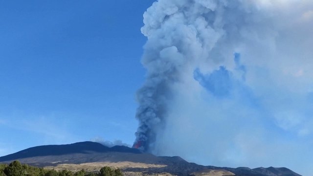 Etnos ugnikalnis vis nerimsta: demonstruoja galią spjaudydamas lavą ir pelenus