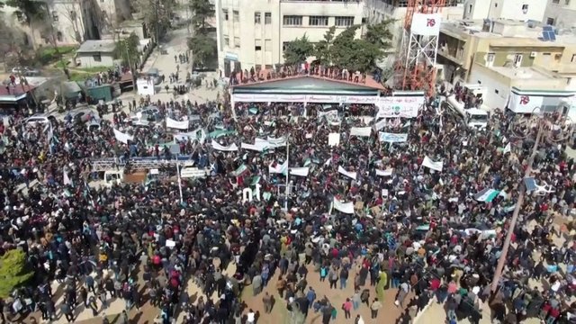 Sirijoje minint pilietinio karo dešimtmetį Idlibe į gatves išėjo tūkstančiai demonstrantų