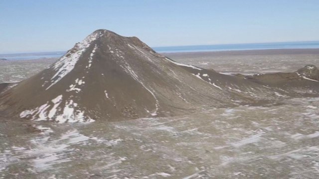 Islandai laukia ugnikalnio išsiveržimo: po žeme judanti magma sukėlė tūkstančius žemės drebėjimų