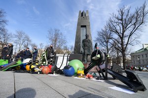 Po Vyriausybės langais – absurdiškais valdžios sprendimais dėl karantino marinamų sveikatingumo ir sporto klubų laidotuvės