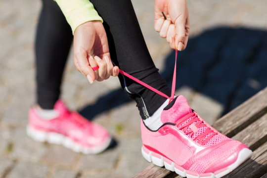 Ištyrė moksliškai: kodėl savaime atsiriša batų raišteliai?