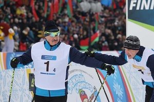 Internetas leipsta juokais: A. Lukašenkos konkurentas biatlono trasoje per pusę minutės griuvo tris sykius