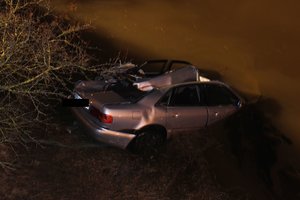 Kuršėnuose nuo tilto nuskriejęs automobilis įkrito į upę: žuvo jaunas vairuotojas