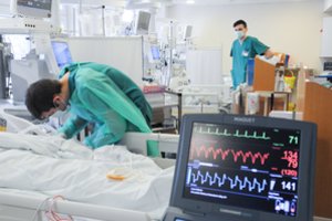 Nauja COVID-19 sukelta problema: pagalbos reikia tūkstančiams, o gydytojai sprendimo neturi