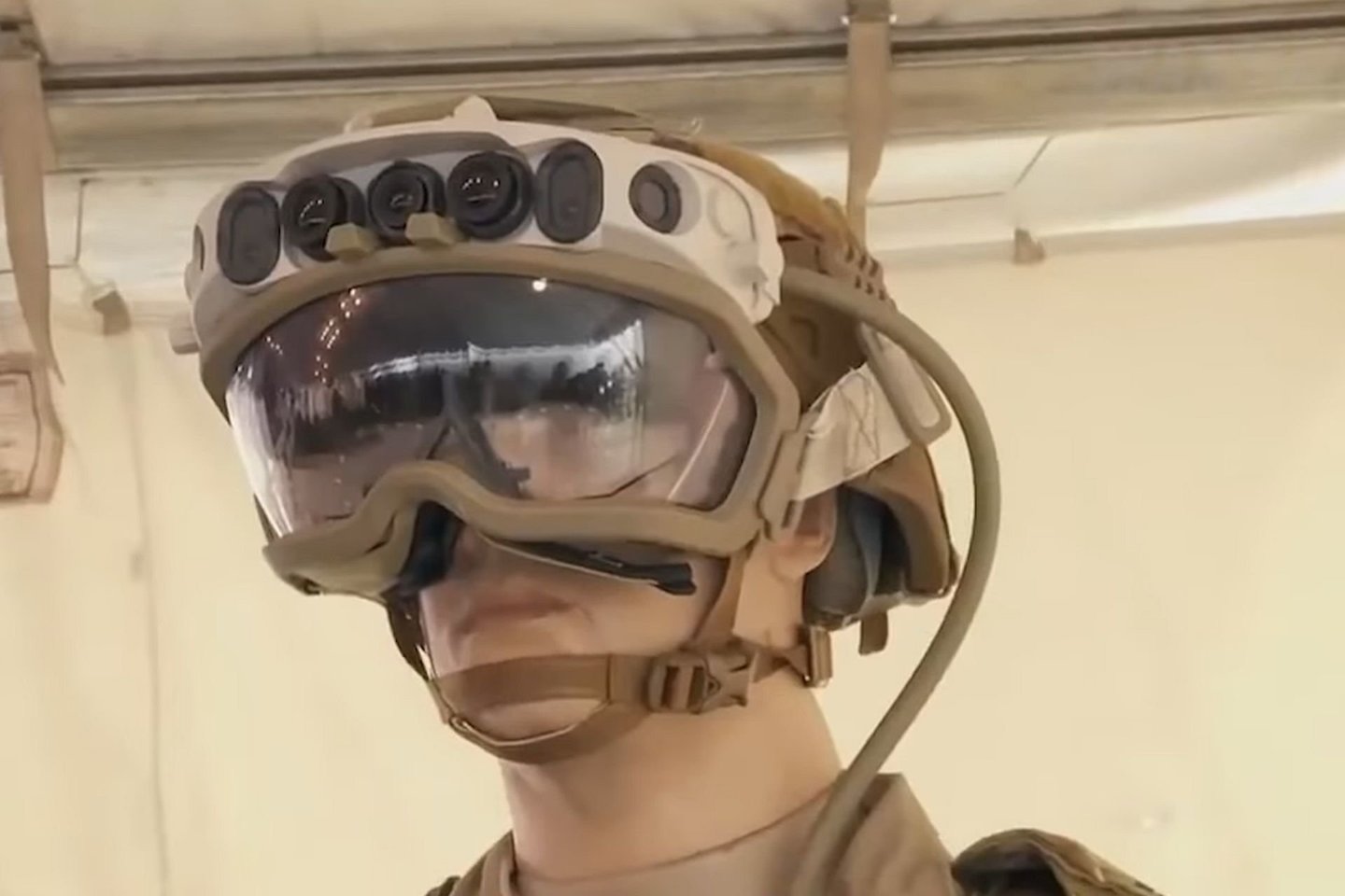  Jungtinių Valstijų armijai kuriami nauji akiniai, leidžiantys kareiviams matyti „kiaurai“ kovinių transporto priemonių sienas.<br> Stopkadras