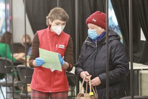 Kas laukia kelių tūkstančių „AstraZeneca“ skiepo šiandien turėjusių sulaukti asmenų: jų situacija skiriasi