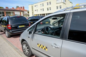 Lietuvoje nėra taksi neįgaliesiems: situaciją nori pakeisti, nors vežėjai sako, kad nėra paklausos