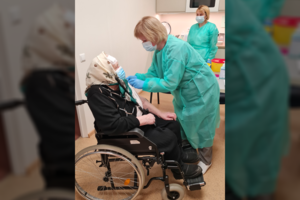 COVID-19 skiepą gavusi 102–iejų senolė: bijau ne virusų, o piktų žmonių