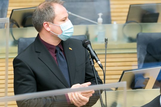 G. Surplys siūlo dalį algos Seimo nariams mokėti paukščiais