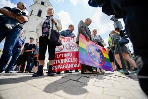 Siūlymas skirti tūkstantines baudas už neapykantos kalbą pradžiugino ne visus: teisininkas rado spragą