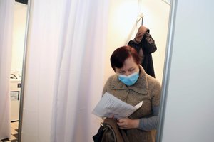 Dėl „Moderna“ vakcinos vėlavimo šimtams lietuvių atidedamas antrasis skiepas