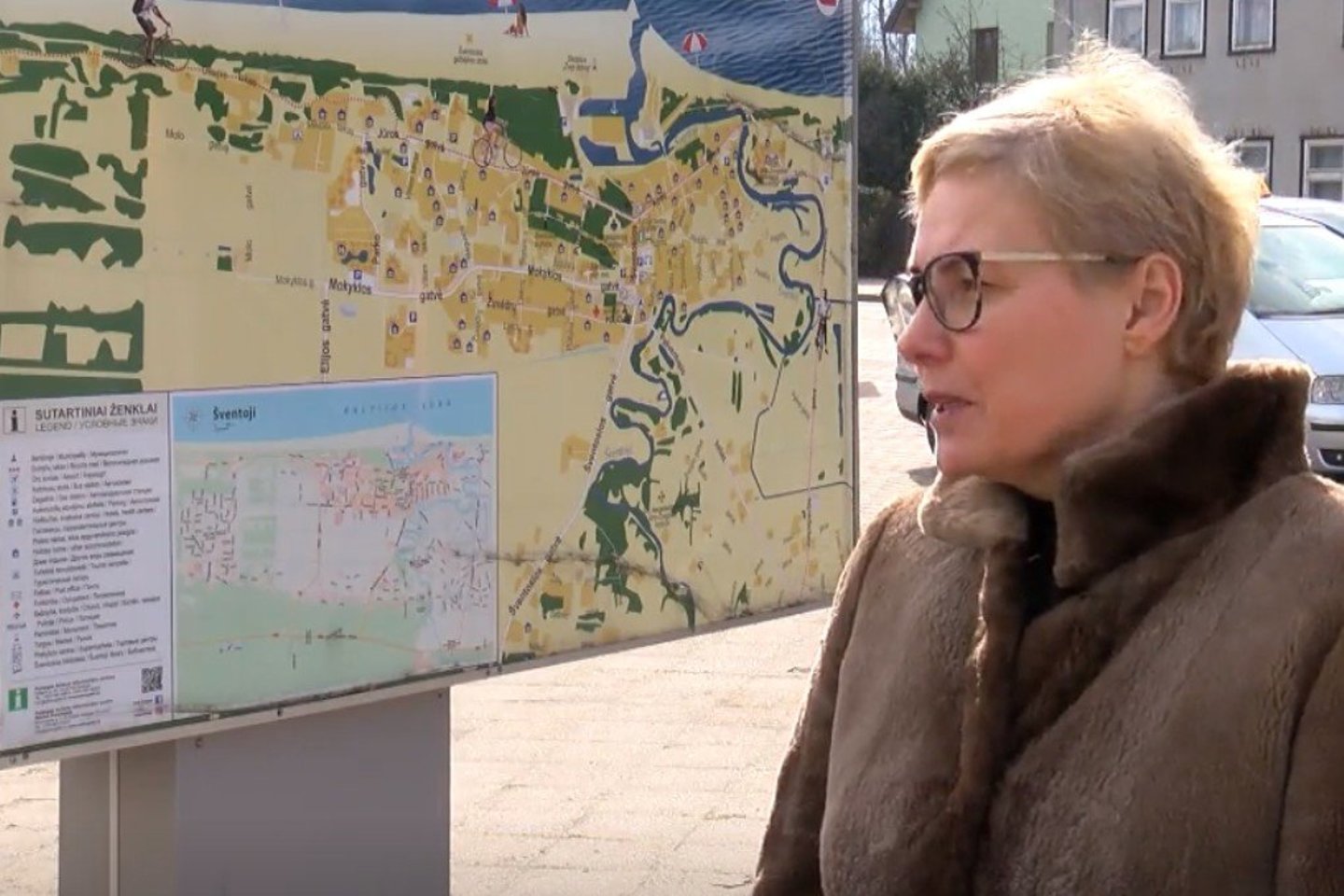 Anot R.Kmitienės, dažniausiai jai tenka atsakyti į klausimą, ar tikrai jau galima atvažiuoti į Palangą.<br> Laidos stop kadras.