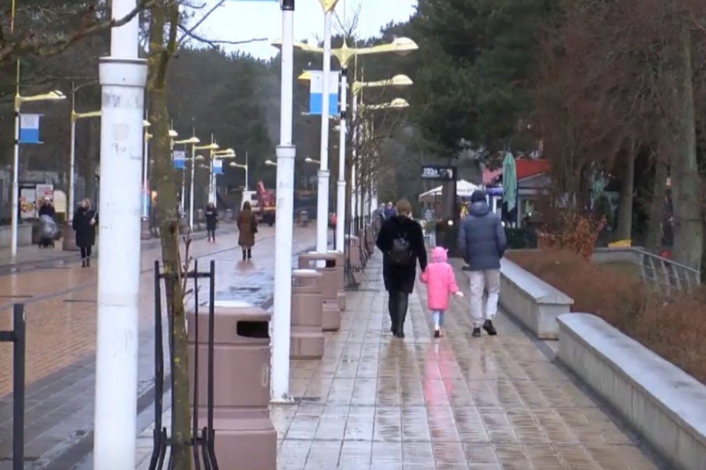 Palangiškiai pasiilgo poilsiautojų, poilsiautojai – Palangos.<br> Laidos stop kadras.