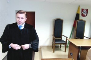 Prieš žmoną smurtavusiam Klaipėdos prokurorui netrukus bus grąžintas šautuvas