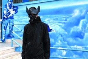 Po juoda kauke besislepiantis menininkas įrodė, kad jo kūryba nėra vandalizmas