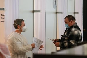 A. Dulkys svarsto leisti „AstraZeneca“ vakcina skiepytis visiems norintiems be eilės