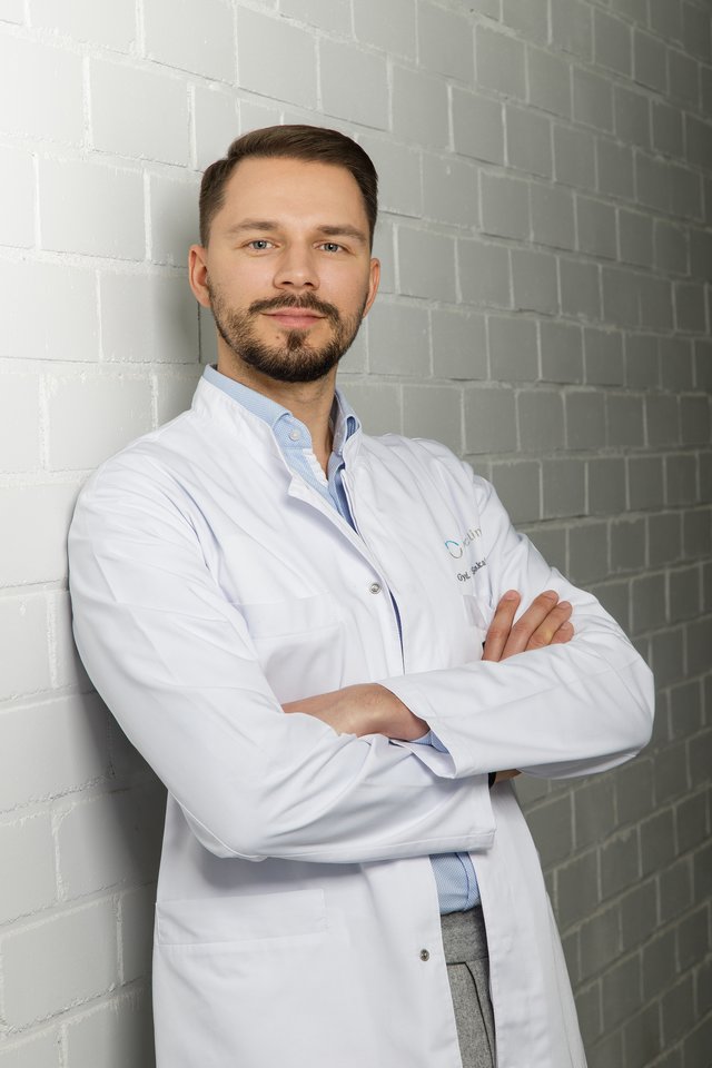 Plastinės ir rekonstrukcinės chirurgijos gydytojas Mantas Sakalauskas.<br>Pranešimo spaudai nuotr.