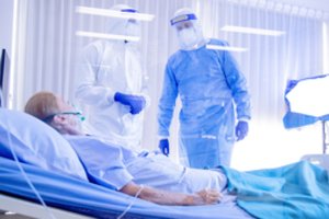 Tyrimas: vyresnio amžiaus žmonėms rizika pakartotinai užsikrėsti koronavirusu yra didesnė