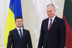 Kijeve viešintis G. Nausėda sulaukė klausimų dėl Lietuvos sprendimo stabdyti vakcinavimą „AstraZeneca“