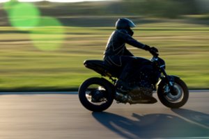 Motociklų ir mopedų savininkams policija siunčia svarbią žinią dėl dalyvavimo eisme