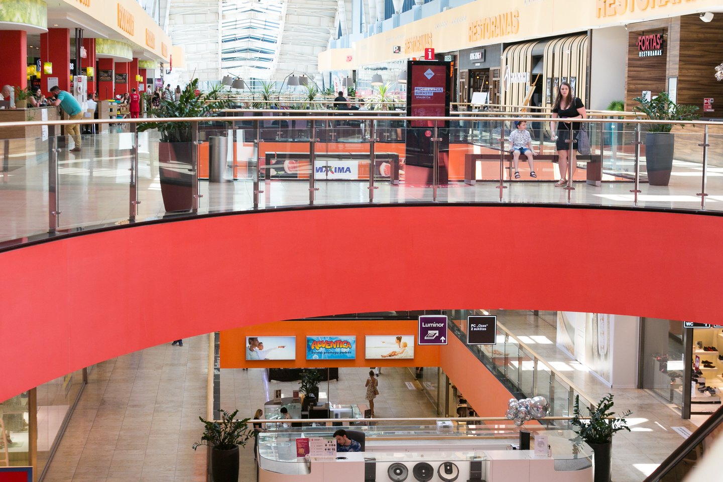 Prekybos centruose esančioms parduotuvėms dar neleidžiama dirbti. Nors ir pernai vasarą juose nebuvo apgulties.<br> T.Bauro nuotr.