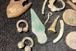 Metalo ieškikliu aptiktą sensacingą vertybę dovanojo muziejui, jai – keturi tūkstančiai metų