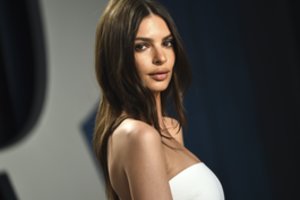 Emily Ratajkowski pasidalijo žadą atimančiomis nuotraukomis iš gimdymo